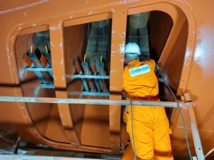 Técnico da MCP Marine inspecionando grade de caixa de mar