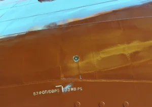 Anodo instalado no casco de navio
