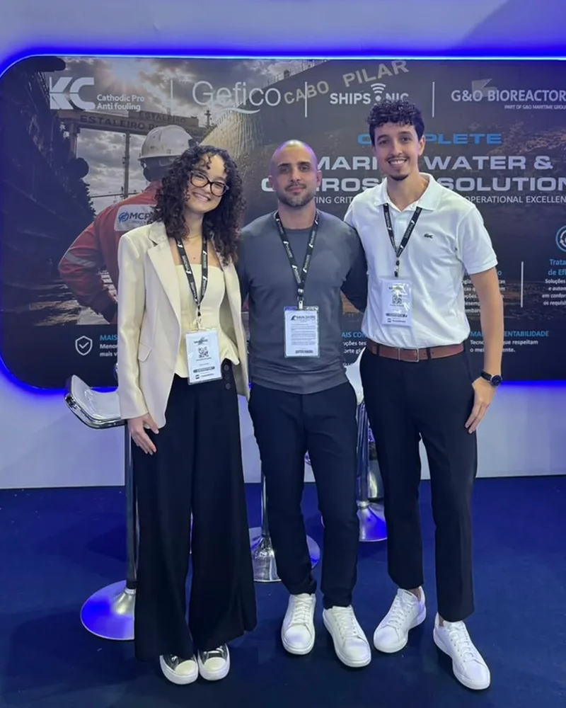 Equipe da MCP Marine no estande C-18 da Navalshore 2026