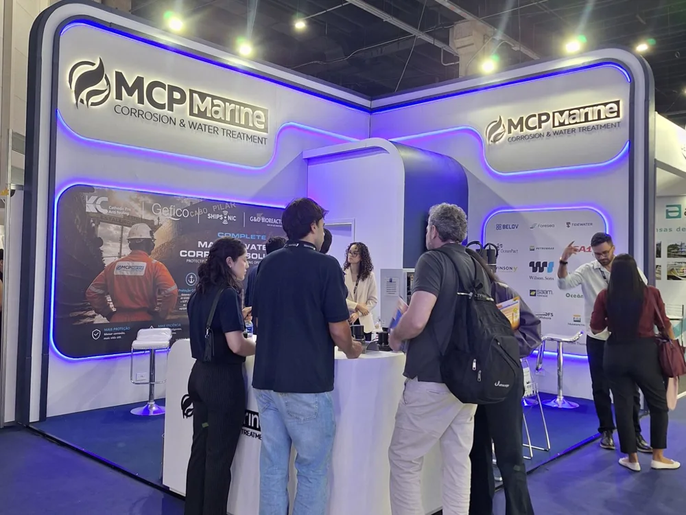 Visitantes no estande C-18 da MCP Marine na Navalshore 2026