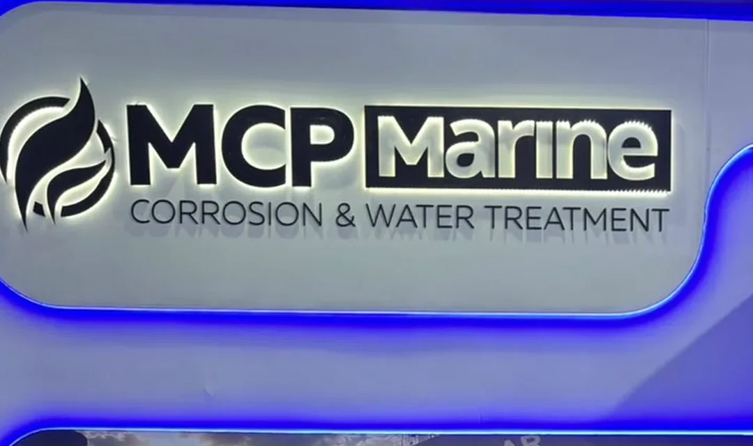 Letreiro da MCP Marine no estande da Navalshore 2026