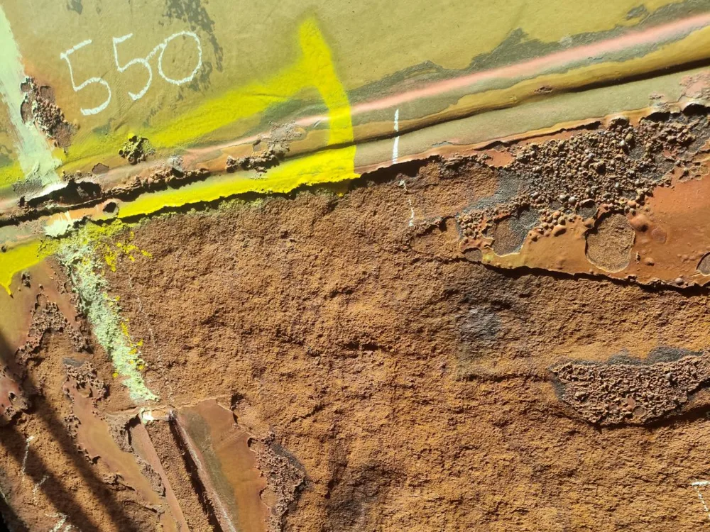 Coating loss and oxidation on the hull bottom plating during dry-docking